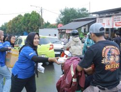 Tridjaya Elektronik Purwadadi Subang Bagikan Takjil untuk Pengendara