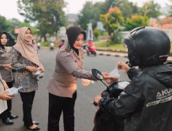 Polwan Cantik Berbagi Takjil untuk Pengendara dan Panti Asuhan di Subang