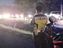 Viral Anggota Satlantas Polres Subang Sholat Magrib di Bahu jalan Tol Cipali, Warganet: Penghuni Surga Main ke Surga