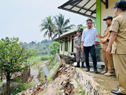 Kunjungi Daerah Terdampak, Pj Gubernur Jabar Minta Evaluasi Cepat Terkait Gempa di Cianjur