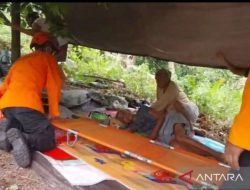 Tim SAR Lakukan Evakuasi Lansia dari Erupsi Gunung Ruang