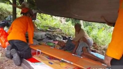 Tim SAR Lakukan Evakuasi Lansia dari Erupsi Gunung Ruang