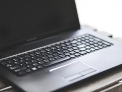 Begini Cara Mematikan Laptop yang Hang dengan Tepat