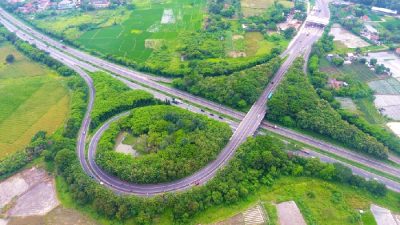 Jangan Sampai Menabrak! Inilah Tips Aman Saat Berkendara di Jalan Berkelok