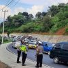 Tanjakan Gentong, Kabupaten Tasikmalaya, Jawa Barat, terus dipadati kendaraan dan mengalami kemacetan sampai 10 kilometer lebih mulai Rajapolah sampai perbatasan Garut-Tasikmalaya di Malangbong, Kamis (5/5/2022) sore.(KOMPAS.COM/IRWAN NUGRAHA)