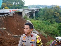 Tol BOCIMI KM 64 Amblas, 1 Kendaraan Jatuh ke Jurang Sedalam 15 Meter