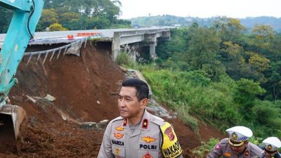 Tol BOCIMI KM 64 Amblas, 1 Kendaraan Jatuh ke Jurang Sedalam 15 Meter