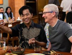 Tim Cook Sudah Tiba di Jakarta, Pamer Makan Sate Ayam