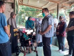 Dinkes Subang Beri Bantuan Anak Derita Lumpuh Otak di Desa Gambarsari