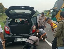 Photo: Polisi Bantu Ganti Ban Pecah Pemudik di Rest Area KM 86A Subang