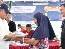 Kendalikan Inflasi, Sekda Jabar Bagikan Beras Operasi Pasad Bersubsidi di Majalengka