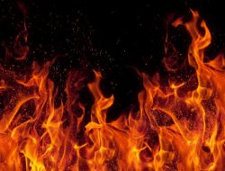 Warga Bandung Geger, Pria Tak Dikenal Tusuk Warga dan Bakar Keset Masjid di Coblong