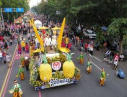 Promosikan Potensi, Dekranasda Subang Parade Mobil Hias di Surakarta