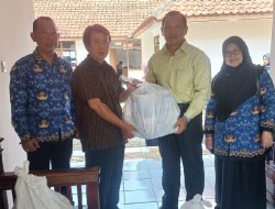 Momentum Harkitnas Diskominfo Majalengka berikan Bingkisan Kepada Panti dan SLB