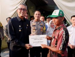 Pj Walikota Cirebon Serahkan Bantuan Pompa Air dari Kementan untuk 8 Kelompok Tani