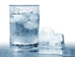 Sebaiknya Hindari Minum Air Putih Dingin