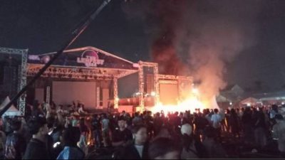 Kericuhan di Lentera Festival 2024: Penonton Marah dan Bakar Panggung