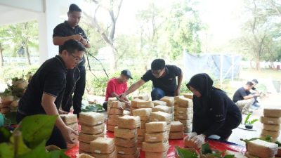 Kurangi Sampah Plastik, Astra Infra Group Manfaatkan Besek Bambu untuk Bungkus Daging Kurban