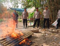 Grebek Judi Sabung, Polsek Patokbeusi Subang Amankan 5 Ekor Ayam dan Bakar Lapak Ayam