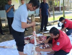 Group Nalendra Subang dan Yayasan Adityarini Napitupulu Bagikan Daging Kurban