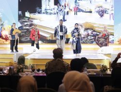 Kenakan Kostum ‘Kimono Batik’, Pj. Bupati Subang dan Istri Tampil Elegan di Peragaan Wastra Jabar 2024