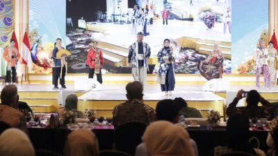 Kenakan Kostum ‘Kimono Batik’, Pj. Bupati Subang dan Istri Tampil Elegan di Peragaan Wastra Jabar 2024