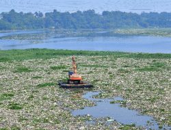 Alat Berat Diterjunkan untuk Percepat Proses Penanganan Sampah di Jembatan Babakan Sapan Batujajar
