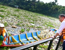 Jembatan Babakan Sapaan Penuh Sampah, Bey Machmudin: Tuntaskan Dalam Seminggu ini