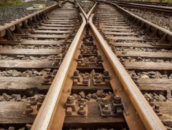 Dua Warga Subang Tewas Tertabrak Kereta Api di Perlintasan Tanpa Palang Pintu