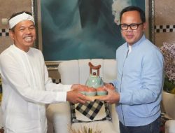Berkunjung ke Rumah Dedi Mulyadi, Bima Arya: Siap Bersaing dan Bertanding. KDM: Semoga Jodoh