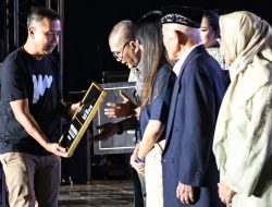 Pemprov Jabar Berikan Penghargaan Lifetime Achievement kepada Nike Ardilla dan Ni Mursih