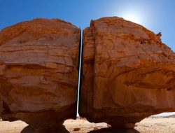 Menilik Batu Al Naslaa di Arab Saudi yang Terbelah Tipis dengan Sempurna