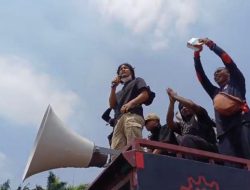 Bintang Emon dan Komika Lain Beraksi di Depan Gedung DPR, Bahas Keputusan MK Terkait Pilkada
