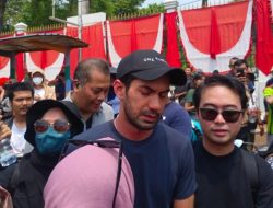 Reza Rahadian Ikut Demo Menolak Revisi UU Pilkada: “Negara Ini Bukan Milik Keluarga Tertentu”