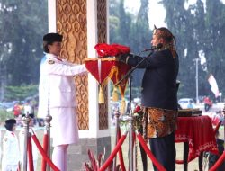 Aysha Mutia Tahir, Murid SMA PGRI 1 Subang Pembawa Baki Merah Putih Pada Upacara Penurunan Bendera