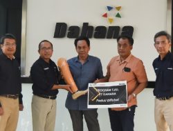 Dirut DAHANA Serahkan Bantuan Kaki Palsu untuk Penyandang Disabilitas Subang