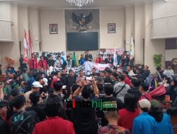 Bawa 6 Tuntutan, Ratusan Mahasiswa Gelar Demo di Gedung DPRD Subang