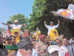 Diantar Ratusan Orang, Pasangan Jimat Aku Tunggangi Sisingaan Daftar ke KPU Subang