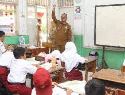 Pj. Bupati Subang Motivasi Siswa Untuk Terus Belajar: Jangan Putus Sekolah ya