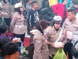 Polwan Cantik Bagikan Air Mineral untuk Pendemo di Subang