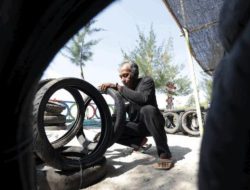 Manfaatkan Ban Bekas, PHE ONWJ Tanggulangi Abrasi di Karawang
