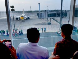 Bey Machmudin Sambut Kedatangan Perdana Scoot Airlines di BIJB Kertajati Majalengka