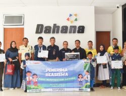 DAHANA Subang Berikan Beasiswa untuk Anak Karyawan Berprestasi