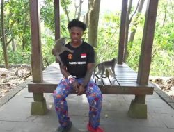 Mikrofon YouTuber IShowSpeed Dijambret Seekor Monyet Saat di Monkey Forest, Bali
