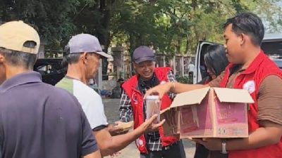 Jumat Berkah, DPC Taruna Merah Putih Subang Bagikan Nasi Kotak