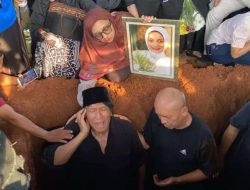 Ikang Fawzi Turun ke Liang Lahat Makamkan Istri Tercinta Marissa Haque