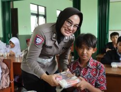Satlantas Polres Subang Bagikan Makan Siang Bergizi untuk Siswa SD Negeri Nyimplung