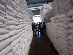 Petani di Majalengka Menyambut baik Turunya Harga Pupuk Subsidi sebesar 20 Persen.