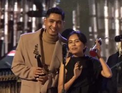 Arya Saloka Raih Penghargaan di Festival Film Bandung 2024 Berkat Perannya di Serial “Gadis Kretek”