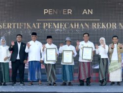 Jabar Pecahkan Rekor Muri Pemakaian Sarung Tenun oleh ASN Terbanyak